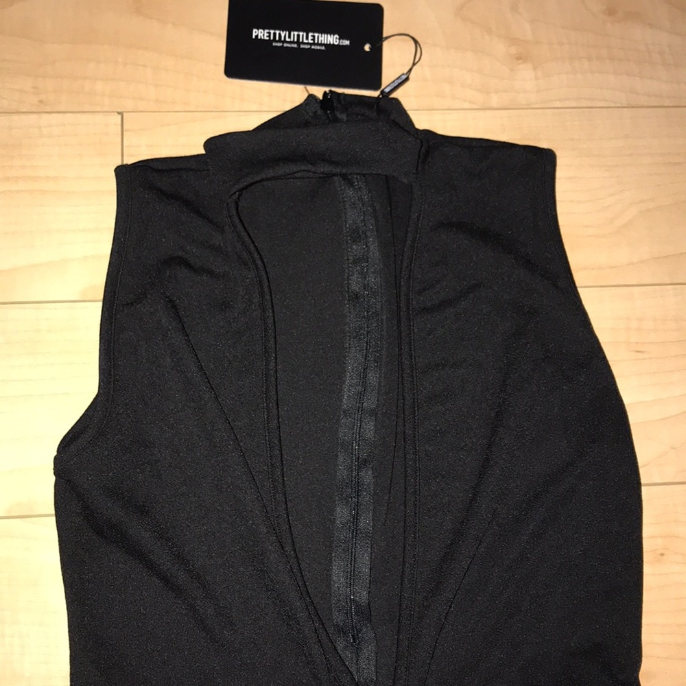 Super cute black jumpsuit super low v neck 🖤